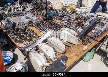 EL ALTO, BOLIVIEN - 23. APRIL 2015: Ersatzteile von Fahrzeugen zum Verkauf auf einem Markt in El Alto, Bolivien. Stockfoto