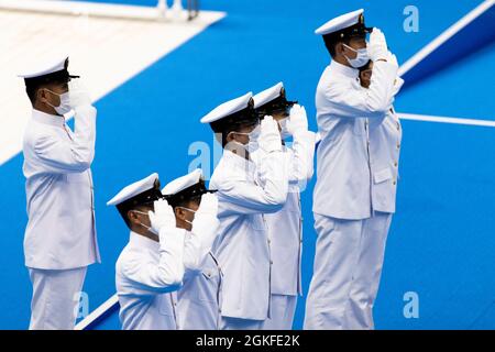 PRUD-TOKIO (KOTO-KU), JAPAN - AUGUST 26: Featurebild, japanische Uniformierte salutieren bei der Medaillenübergabe beim Schwimmen am Tag (3) der Par Stockfoto