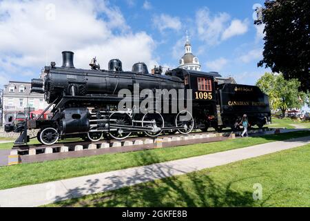 Kingston, Ontario, Kanada - 3. September 2021: Motor 1095, eine Dampflokomotive, die von 1913 bis 1960 in Betrieb war, befindet sich jetzt im Confederation Park in Stockfoto