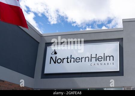 Kingston, Ontario, Kanada - 3. September 2021: Nahaufnahme des Schildes von Northern Helm in einem der Cannabis-Läden in Kingston, Ontario, Kanada. Stockfoto