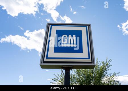 Montreal, QC, Kanada - 3. September 2021: GM-Schild mit blauem Himmel im Hintergrund in Montreal, QC, Kanada. Stockfoto