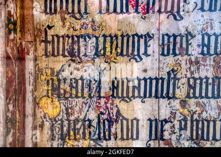 Binham Priory Rood-Bildschirm. Mittelalterliches Gemälde von König Heinrich VI. Mit schwarz-geschriebtem Text aus der cranmer-bibel von 1539. Stockfoto