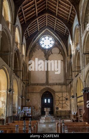 Innenansicht entlang des Kirchenschiffs nach Westen und Schrift des Priorats Binham, Norfolk. Stockfoto