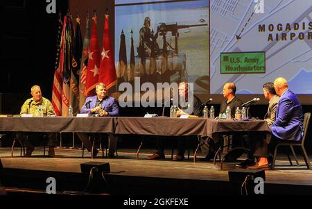 Zurückgezogene Kühlung. Larry Perino und Lee Van Arsdale (links), pensionierter Chief Warrant Officer Stan Wood (Mitte), pensionierter Maj. Jeff Struecker und pensionierter Meister Sgt. Matt Eversmann (rechts) trat auf die Bühne und vermittelte während des somalischen Bürgerkrieges ihre Perspektiven und gab einem großen Publikum von Kadetten während der Mission Command Conference in der Eisenhower Hall am 8. April Einblicke in die harten Realitäten und wie man in schwierigen Situationen psychische Gesundheit bewahren kann. Stockfoto