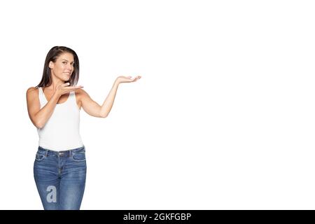 Junge schöne Frau auf isoliertem Hintergrund erstaunt und lächelt an der Kamera, während sie mit der Hand präsentiert. Hochwertige Fotos Stockfoto