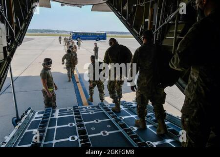 Reserve-Bürger-Flugzeuge, die dem 910. Logistics Readiness Squadron zugewiesen wurden, deplanen am 8. April 2021 ein C-130H Hercules-Flugzeug auf der Joint Base Charleston, South Carolina. Mitglieder des 910. LRS reisten nach JB Charleston, um eine Schulung zu einer aktiven Einsatzanlage durchzuführen, um sicherzustellen, dass sie kampfbereit bleiben. Stockfoto