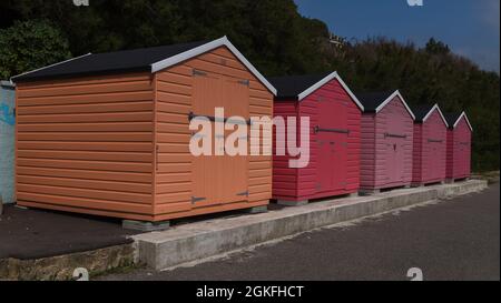 Eine Reihe von Strandhütten steht stolz auf die Promenade von Folkstone in Kent, die am 4. September 2021 aufgenommen wurde. Stockfoto