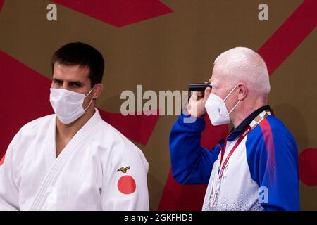 TOKIO (CHIYODA-KU), JAPAN - AUGUST 29: Feature Bild, Symbolbild, viele Sportler benutzen Lupen um zurechtfinden am Tag (5) der Paralympics (Paralym Stockfoto