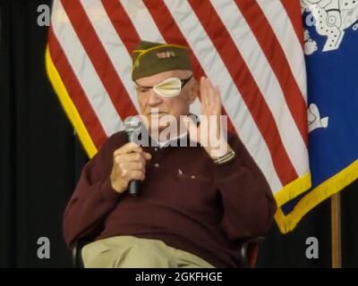 Tom Sitter, Veteran des Zweiten Weltkriegs und Sprecher der Tage des Gedenkens, beschreibt seine Zeit in der Armee, einschließlich der Befreiung Dachaus, für Soldaten der 86. Ausbildungsdivision in Fort McCoy, Wis., April 9. Stockfoto