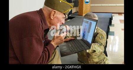 Tom Sitter, Veteran des Zweiten Weltkriegs und Sprecher der 86. Ausbildungsabteilung der Tage des Gedenkens, ist überrascht von einem Telefonkonferenz-Treffen mit einer Dachauer Überlebenden, Elly Gotz, in Fort McCoy, Wis., im April 9. Sitter war einer der Soldaten, die Dachau befreiten. Stockfoto