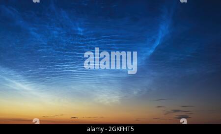 Nächtliche Wolken vor Sonnenaufgang, helle wolkenartige atmosphärische Phänomene, die in einer tiefen Dämmerung sichtbar sind. Die höchsten Wolken in der Erdatmosphäre, CO Stockfoto