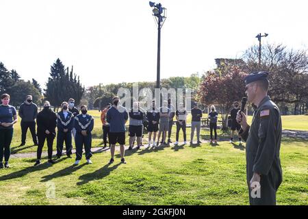 Col. Andrew Campbell, Kommandant des 374. Luftlift-Flügels, spricht während des Holocaust-Gedenkens 5k und geht in der Nähe des Par 3 Golfplatzes auf dem Yokota Air Base, Japan, 9. April 2021. Campbell sprach über die Wichtigkeit, den Holocaust nie zu vergessen und darüber, wie sein Vater während des Zweiten Weltkriegs diente Stockfoto