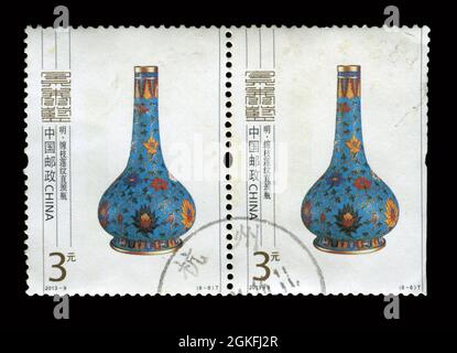 2 STÜCK IN China GEDRUCKTE BRIEFMARKEN ZEIGEN das Bild der Cloisonne Emaille Arts von 2013-9, um 2013. Stockfoto