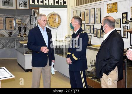 LT. General Daniel Karbler, US Army Space and Missile Defence Command, Kommandant General, Center, diskutiert Fayettevilles Geschichte mit Dr. Farris Beasley, Vizepräsident der Lincoln County Museum Association, Left, und Bill Newman, Bürgermeister von Lincoln County, im Fayetteville-Lincoln County Museum, April 9. Stockfoto