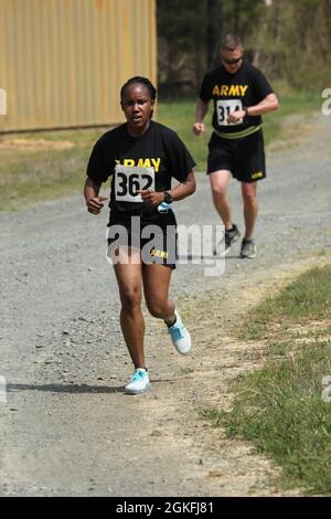 Soldaten der Nationalgarde von North Carolina nehmen am 2-Meilen-Lauf während des Army Combat Fitness Tests in Camp Butner am 9. April 2021 Teil. Die Soldaten werden den Army Combat Fitness Test 2022 für Rekord halten. Stockfoto