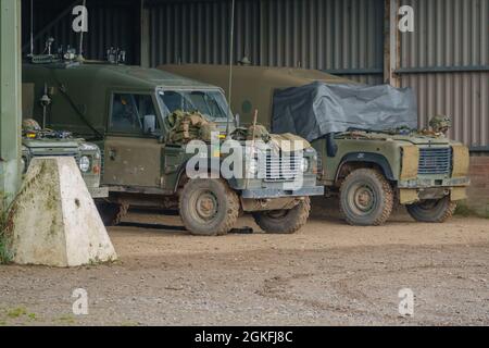 British Army Land Rover Wolf 4×4 Militär leicht Utility Vehicle in Aktion auf einer militärischen Übung, Salisbury Plain Großbritannien Stockfoto