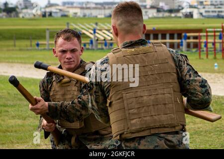 U.S. Marine Corps CPL. Joshua Means, Kfz-Wartungstechniker, III Marine Expeditionary Force SupportBataillon, III MEF Information Group, führt Bajonetttechniken als Teil der kulminierenden Veranstaltung des Marine Corps Martial Arts Program (MCMAP) Instructor Course am 9. April 2021 auf MCAS Futenma, Okinawa, Japan. Das Training war der erste von H&HS veranstaltete Kurs für MCMAP-Instruktoren in den letzten Jahren. Der Kurs verlieh Instructor Tabs an Marines von mehreren Einheiten der III Marine Expeditionary Force sowie an Hauptquartiere und Hauptquartiersschwadron. Stockfoto