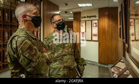 U.S. Air Force LT. General James C. Slife, Zentrum, Kommandant des Air Force Special Operations Command, erläutert die Geschichte und die Fähigkeiten von AFSOC dem US Air Force LT. General Timothy D. Haugh, sechzehnter Kommandeur der Air Force, 9. April 2021, im Hurlburt Field, Florida. Bei diesem Besuch konnte die leitende AFSOC-Führung die einzigartigen Herausforderungen und Missionsanforderungen aufzeigen, denen sich das Hauptkommando bei der Durchführung spezieller Operationen weltweit gegenübersieht. Stockfoto