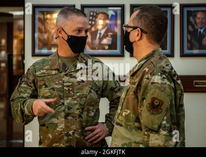 US Air Force LT. Gen. Timothy D. Haugh, sechzehnter Kommandant der Luftwaffe, spricht mit U.S. Air Force LT. Gen. James C. Slife, Kommandant des Air Force Special Operations Command, über die Geschichte und Fähigkeiten von AFSOC am 9. April 2021 im Hurlburt Field, Florida. Bei diesem Besuch konnte die leitende AFSOC-Führung die einzigartigen Herausforderungen und Missionsanforderungen aufzeigen, denen sich das Hauptkommando bei der Durchführung spezieller Operationen weltweit gegenübersieht. Stockfoto