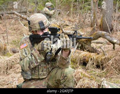 Soldat der Bravo Company, 1. Bataillon, 109. Infanterie-Regiment, 2. Infanterie-Brigade-Kampfteam, begibt sich am 9. April 2021 in einem Trainingsgebiet in der Nähe von Williamsport zur Sicherheit. Die Soldaten und jungen Führer wurden mit verschiedenen Szenarien getestet, um ihren Zusammenhalt als Team aufzubauen. Stockfoto