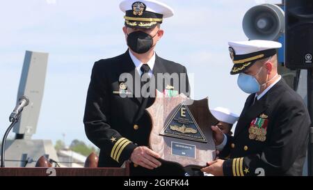 PORTSMOUTH, VA. (9. April 2021) – Cmdr. Donald J. Curran III, links, und Cmdr. Sam T. Sareini, rechts, erhält den Battle Effectiveness Award während der Befehlswechselzeremonie des Lenkflugkörper-Zerstörers USS Nitze der Arleigh Burke-Klasse. Sareini wurde während der Zeremonie von Curran entlastet. Stockfoto