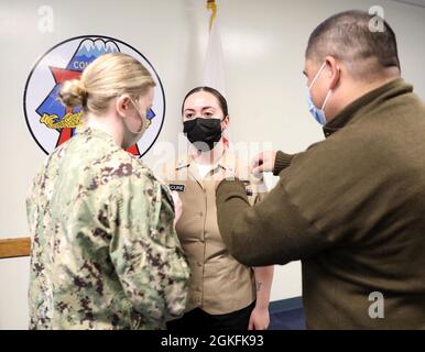 YOKOSUKA, Japan (Apr. 9, 2021) Information Systems Technician 2nd Class Brittany Cure, aus Springfield, Ohio, wurde dem Commander der N6-Abteilung der Submarine Group 7 zugewiesen und erhält den Anstecker Information Dominance Warfare Specialist. Commander, Submarine Group 7, leitet U-Boot-Aktivitäten im gesamten westlichen Pazifik, im Indischen Ozean und im Arabischen Meer: Zwei U-Boot-Boote, die im Vorlauf eingesetzt wurden, USS Frank Cable (AS 40) und USS Emory S. Land (AS 39), fünf Überwachungsschiffe mit gezogenen Sensorsystemen und drei ozeanographische Vermessungsschiffe, wenn sie für einen Einsatz gegen U-Boot-Kriegsführung im Theater beauftragt wurden Stockfoto