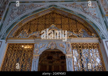 Fatih, Istanbul, Türkei - 04.05.2021: Eingangstor mit goldenen Ornamenten des Kaiserlichen Rats des Osmanischen Reiches im Topkapi Palace Museum Stockfoto