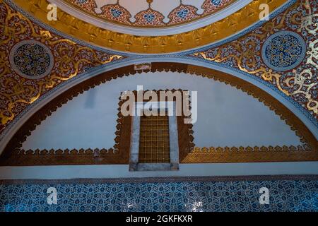 Fatih, Istanbul, Türkei - 04.05.2021: Ornamente und türkisches Gitter, in dem osmanische Sultane im Topkapi Pala die Diskussionen des Kaiserlichen Rates von hinten sehen Stockfoto