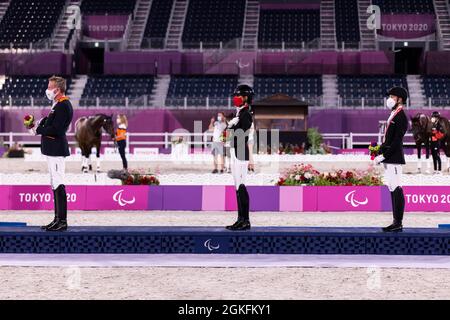 TOKIO (SETAGAYA-KU), JAPAN - AUGUST 30: Siegerehrung, Bronze für MISPELKAMP, Regine (GER) (re.) vom RV Seydlitz-Kamp 1884 (Nordrhein Westfalen), geb. Stockfoto