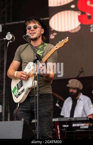 Slim Pickings Band, die auf einem Musikkonzertfestival in Garon Park, Southend on Sea, Essex, Großbritannien, auftrat. Gitarrist spielt Stockfoto