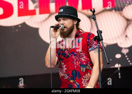 Slim Pickings Band, die auf einem Musikkonzertfestival in Garon Park, Southend on Sea, Essex, Großbritannien, auftrat. Sänger Donny Marco singt Stockfoto