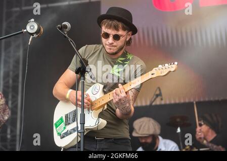 Slim Pickings Band, die auf einem Musikkonzertfestival in Garon Park, Southend on Sea, Essex, Großbritannien, auftrat. Gitarrist spielt Stockfoto