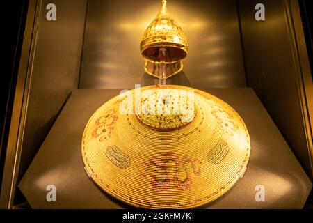 Fatih, Istanbul, Türkei - 04.05.2021: Historischer goldener Helm und Schild osmanischer Türken, hergestellt im 16. Jahrhundert und ausgestellt im Topkapi Palast Mu Stockfoto