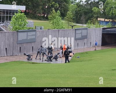 Mitglieder der Führung der 403. Mission Support Group gingen durch das National Memorial for Peace and Justice, betraten Skulpturen und lasen während einer Fahrt mit dem Personal die Geschichte des afroamerikanischen Sklavenhandels am 9. April 2021. Die 403. MSG-Führung nahm an einer nicht-traditionellen Personalfahrt Teil, bei der es darum geht, auf einem Schlachtfeld zu laufen, nur in diesem Fall war die Bürgerrechtsbewegung für Afroamerikaner in Montgomery, Alabama, die ausgetragen wurde. Die Mitarbeiterfahrt sollte dem Führungsteam eine bessere Haltung ermöglichen, um die harten Gespräche mit ihren Airmen zu führen Stockfoto