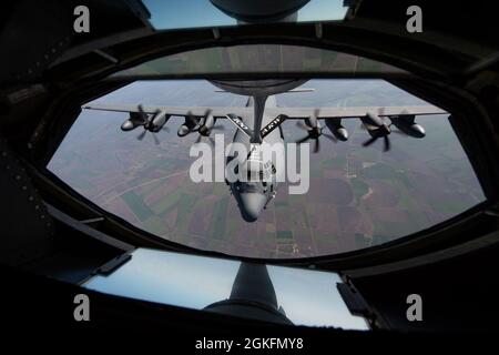 Ein US-amerikanischer KC-135-Stratotanker und eine Luftbesatzung des 100. Luftbetankungsflügels unterstützen die Spezialeinsatzkräfte des 352d-Spezialeinsatzflügels und der 41. Field Artillery Brigade führen ein weiteres erfolgreiches High Mobility Artillery Rocket System (HIMARS), Rapid Aerial Insertion (HIRAIN), koordiniert mit NATO-Verbündeten, in der Nähe von Constanta, Rumänien, aus 10. Apr. 2021. Die Aktivitäten von HIRAIN zeigen, dass USEUCOM in der Lage ist, Präzisionsbrände mit großer Reichweite schnell und an einem Ort unserer Wahl einzusetzen, indem dynamische Krafteinwirkung eingesetzt wird und gleichzeitig bereichsübergreifende Brände mit unserer NATO eingesetzt werden Stockfoto