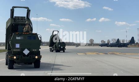 Spezialeinsatzkräfte des 352d Special Operations Wings und der 41. Field Artillery Brigade führten ein weiteres erfolgreiches High Mobility Artillery Rocket System (HIMARS) durch, Rapid Aerial Insertion (HIRAIN), das mit NATO-Verbündeten in der Nähe von Constanta, Rumänien, koordiniert wurde 10 Apr, 2021. Die Aktivitäten von HIRAIN zeigen, dass USEUCOM in der Lage ist, Präzisionsbrände mit großer Reichweite schnell und an einem Ort unserer Wahl einzusetzen, wobei dynamische Kraftanstellung eingesetzt wird und gleichzeitig bereichsübergreifende Brände mit unseren NATO-Verbündeten und -Partnern eingesetzt werden. Stockfoto