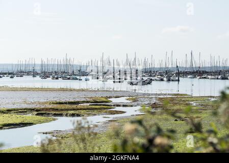 Die Boote vertäuten in Lymington, in Hants, mit der Isle of Wight im Hintergrund Stockfoto