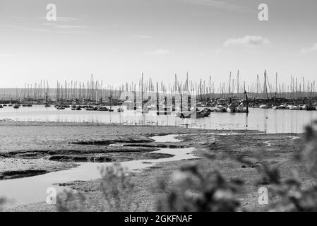 Die Boote vertäuten in Lymington, in Hants, mit der Isle of Wight im Hintergrund Stockfoto