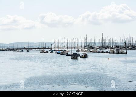 Die Boote vertäuten in Lymington, in Hants, mit der Isle of Wight im Hintergrund Stockfoto