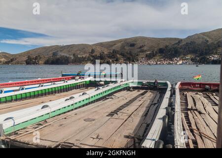 TIQUINA-STRASSE, BOLIVIEN - 11. MAI 2015: Flöße werden für den Transport von Fahrzeugen über die Tiquina-Straße am Titicaca-See, Bolivien, vorbereitet Stockfoto