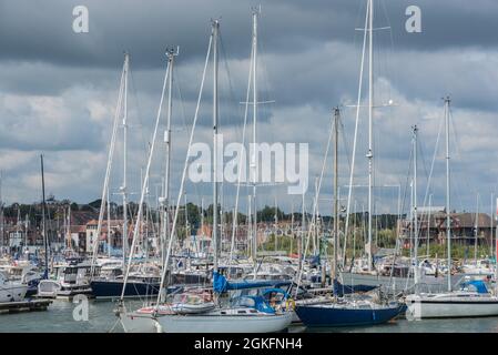 Die Boote vertäuten in Lymington, in Hants, mit der Isle of Wight im Hintergrund Stockfoto