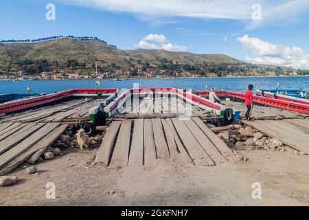 TIQUINA-STRASSE, BOLIVIEN - 11. MAI 2015: Flöße werden für den Transport von Fahrzeugen über die Tiquina-Straße am Titicaca-See, Bolivien, vorbereitet Stockfoto