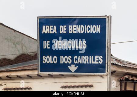 Schild, das den Ort des Segnens der Automobile vor der Kathedrale von Copaba, Bolivien, anzeigt Stockfoto