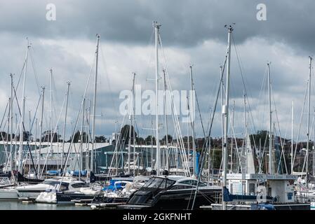Die Boote vertäuten in Lymington, in Hants, mit der Isle of Wight im Hintergrund Stockfoto