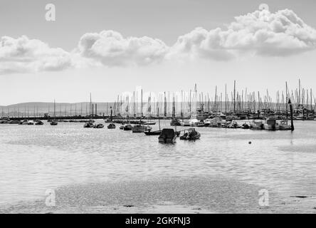 Die Boote vertäuten in Lymington, in Hants, mit der Isle of Wight im Hintergrund Stockfoto