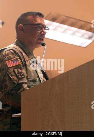 Oberst James D. Barros, Nationalgarde der Hawaii-Armee, hält während des 298. Regionalen Ausbildungsinstituts Change of Responsibility, Waimanalo, Hawaii, 10. April 2021, Bemerkungen. Der Leitfaden ist der militärische Standard, den das 298. Regionale Trainingsinstitut trägt, um die Bezeichnung ihrer Einheit zu kennzeichnen. Stockfoto