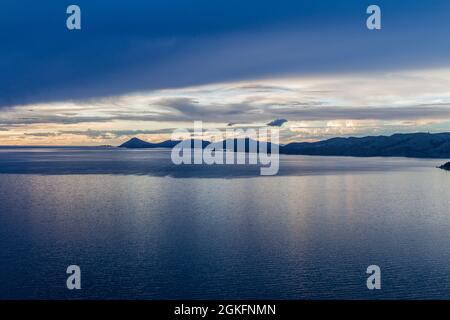 Sonnenuntergang über dem Titicacasee, hinter Isla del Sol, Bolivien Stockfoto