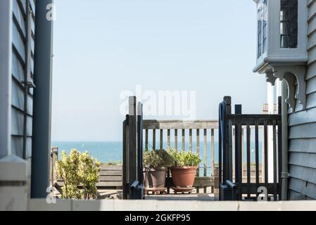 Lücke zwischen zwei der Fisherman's Cottages, Whitstable, Kent Stockfoto