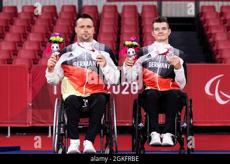 TOKIO (SHIBUYA-KU), JAPAN - SEPTEMBER 02: Siegerehrung, Silbermedaille für SCHMIDBERGER, Thomas (GER) (re.) vom Borussia Düsseldorf (Nordrhein-West Stockfoto