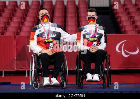 TOKIO (SHIBUYA-KU), JAPAN - SEPTEMBER 02: Siegerehrung, Silbermedaille für SCHMIDBERGER, Thomas (GER) (re.) vom Borussia Düsseldorf (Nordrhein-West Stockfoto